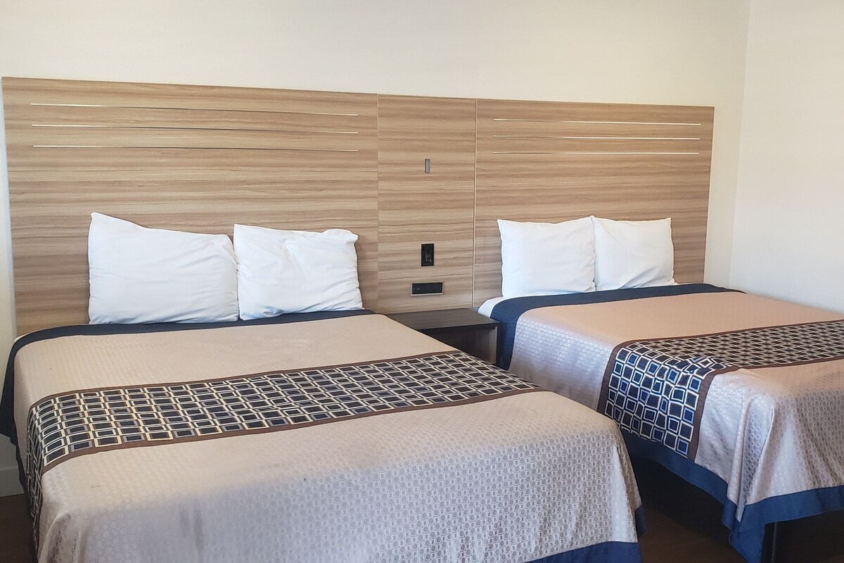 Chambre Standard, 2 grands lits | Bureau, fer et planche à repasser, accès au Wi-Fi (inclus)