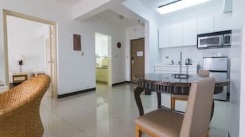 Suite, 1 chambre, non-fumeurs, coin cuisine | Cuisine privée | Réfrigérateur, micro-ondes, tables à manger