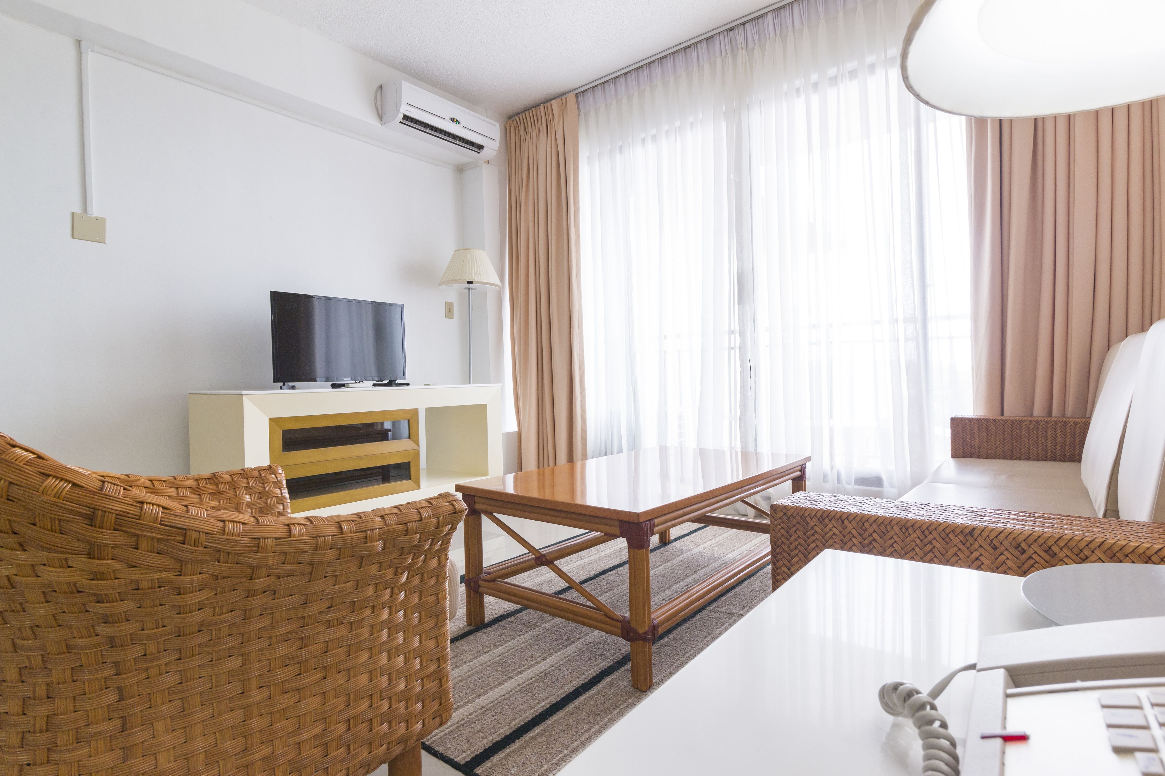 Suite, 2 habitaciones, para no fumadores, cocineta | Área de sala de estar | Televisión de 19 pulgadas con canales por cable 