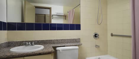 Un baño con lavamanos, inodoro, bañera y ducha.