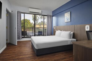 Standard Room, 1 Queen Bed, Non Smoking, Refrigerator & Microwave