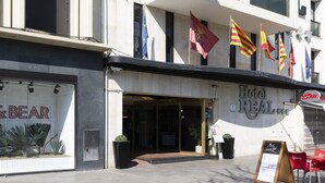 A hotel with a sign reading "HOTEL REAL Restaurant" and balconies. - Hotel Real Lleida (Lleida)