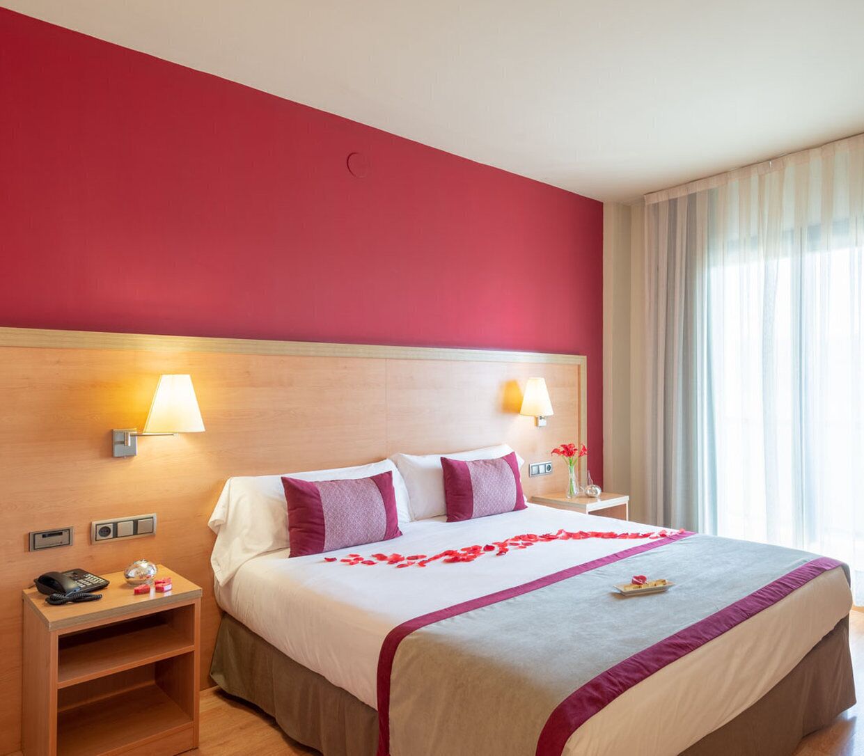 デスク、遮光カーテン、防音設備、WiFi (無料)