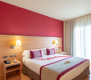 Desk, blackout drapes, soundproofing, free WiFi