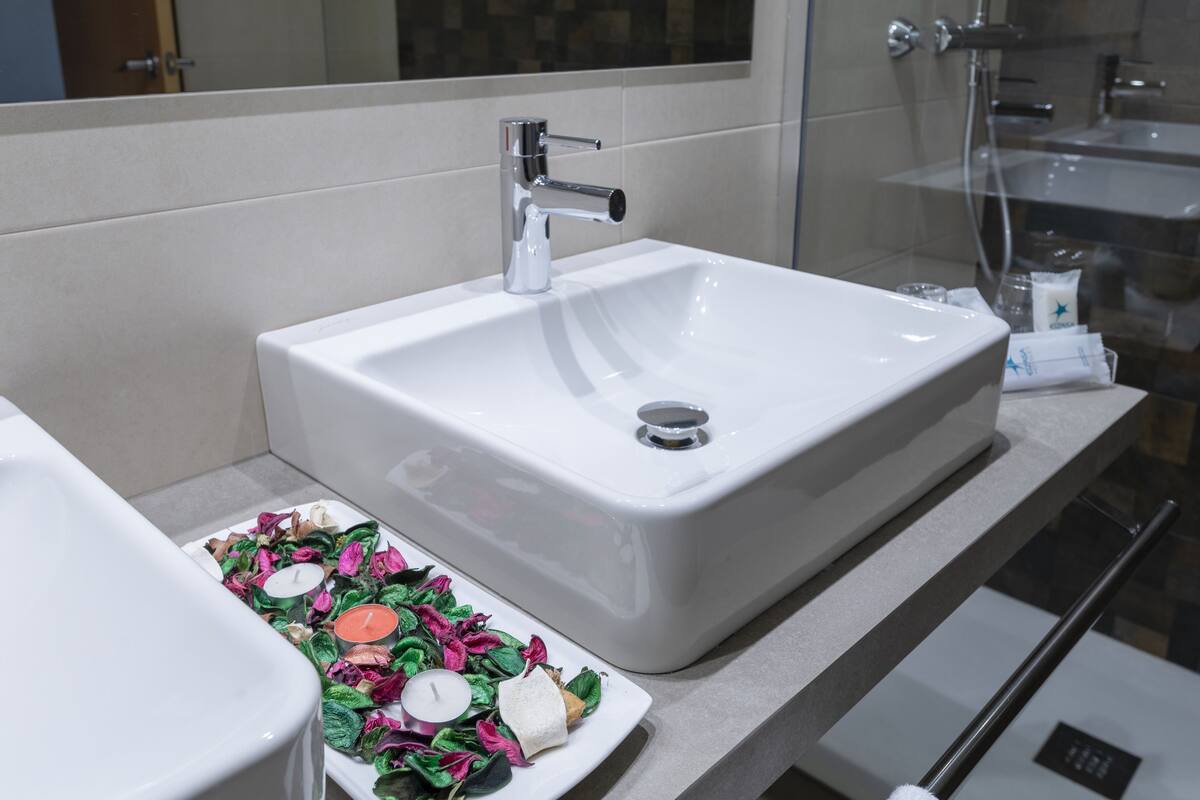 desk, blackout curtains, soundproofing, free wifi