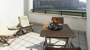 Habitación superior, vistas al río | Porche