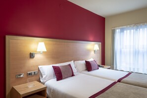 غرفة بسريرين منفصلين بتجهيزات أساسية (with extra bed) | مكتب وستائر تعتيم وتجهيزات عازلة للصوت وواي فاي مجانًا