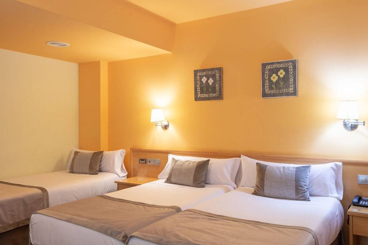 desk, blackout curtains, soundproofing, free wifi