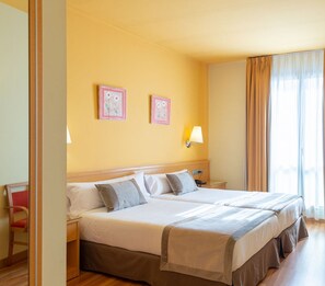 Desk, blackout drapes, soundproofing, free WiFi - Hotel Real Lleida (Lleida)