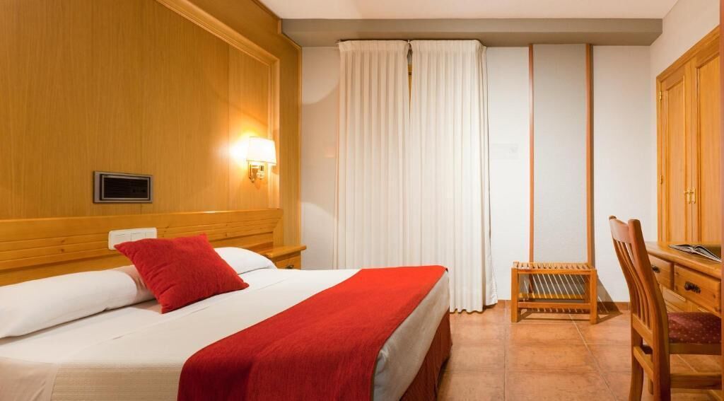 Desk, WiFi (free), bed sheets