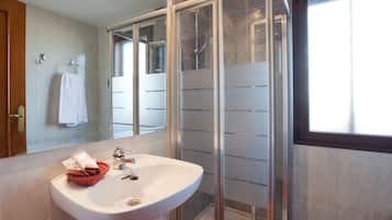 Habitación familiar (Street View, T3) | Baño | Bañera, secador de pelo, bidé y toallas