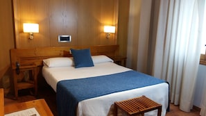 Double Room | Desk, free WiFi, bed sheets