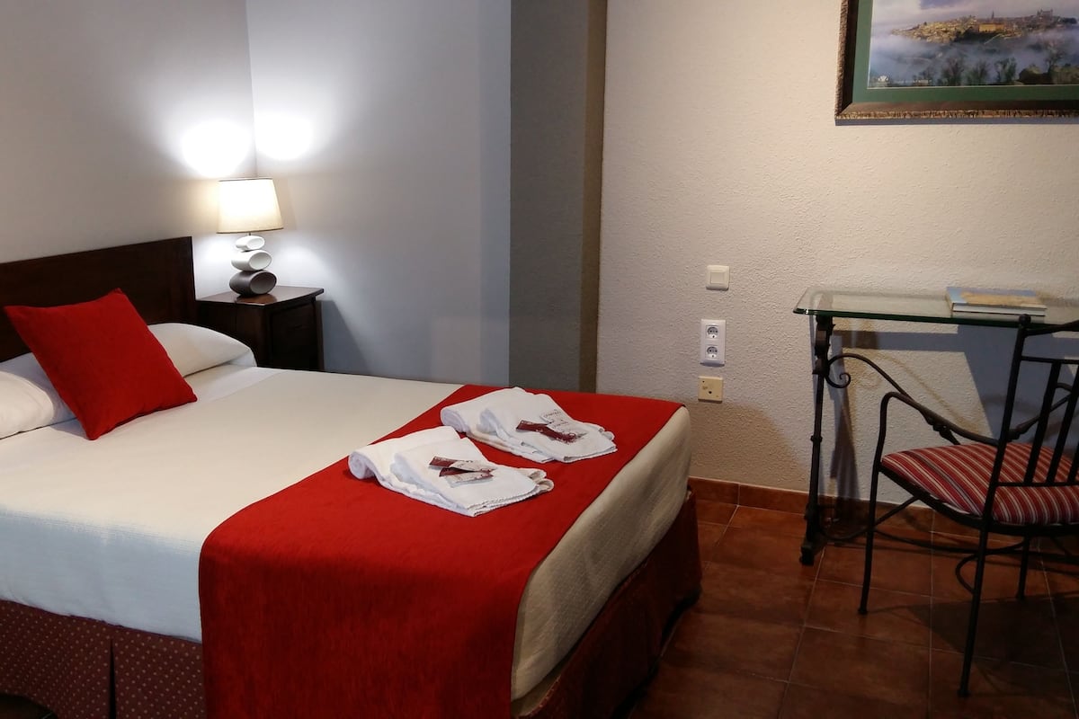 Double Room | Desk, free WiFi, bed sheets
