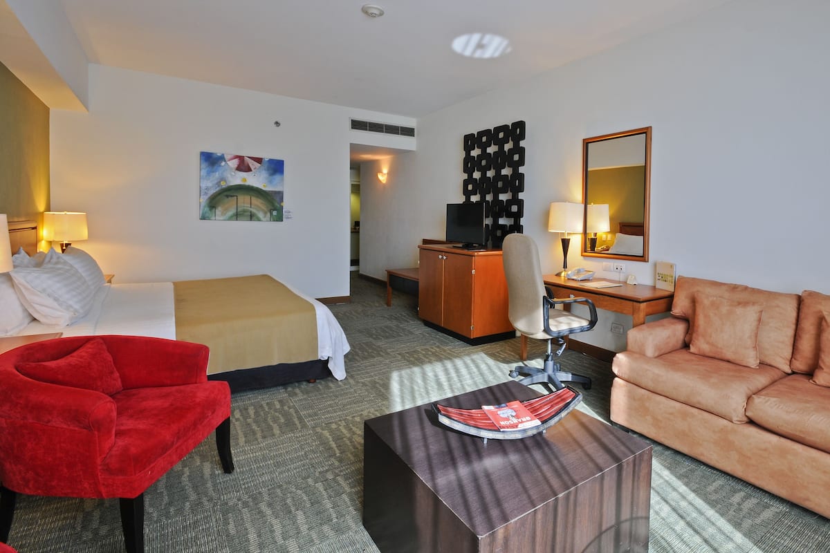 Suite, 1 King Bed | In-room safe, desk, laptop workspace, blackout drapes