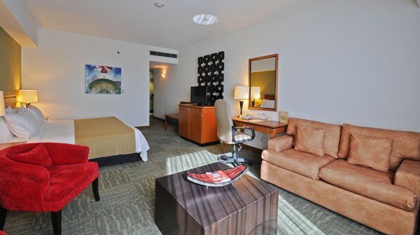 Suite, 1 King Bed | In-room safe, desk, laptop workspace, blackout drapes - Holiday Inn Irapuato by IHG (Irapuato)