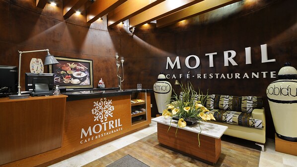 Petit déjeuner, déjeuner et dîner servis sur place