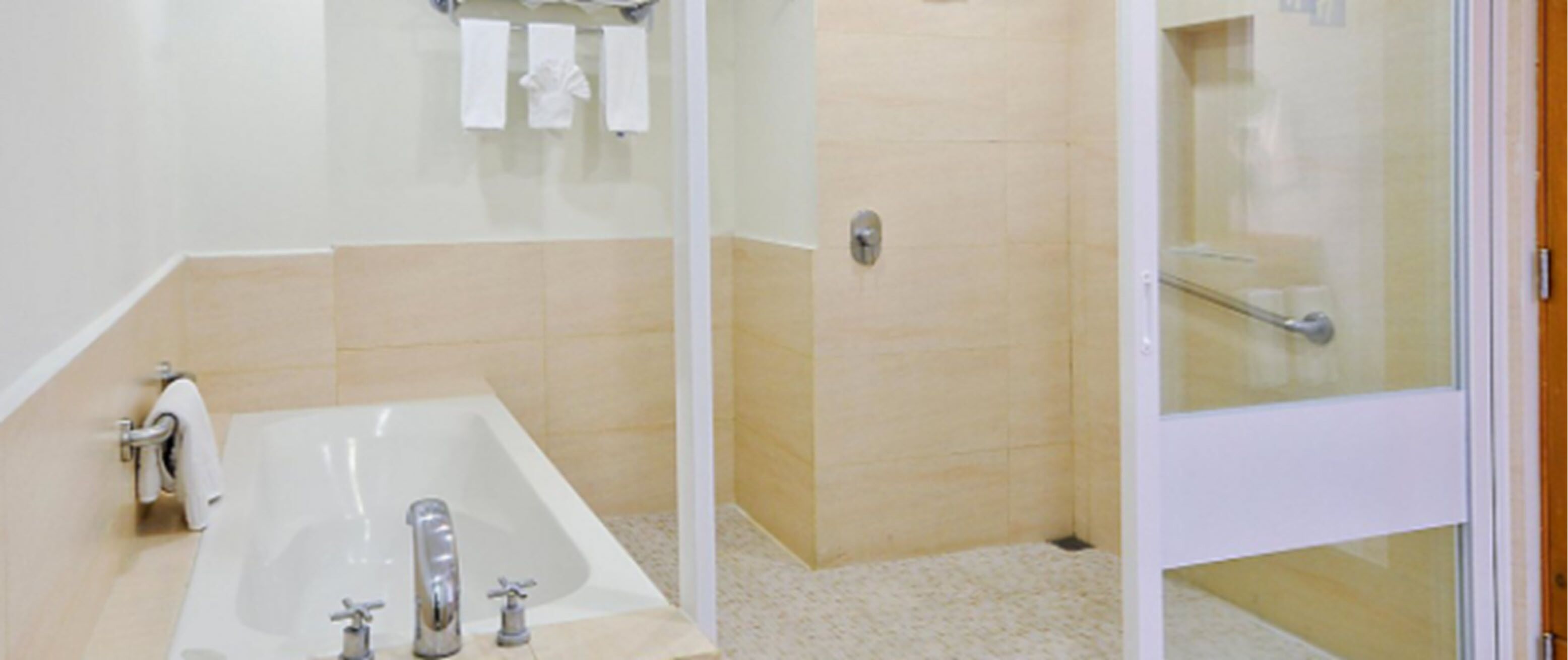 Suite, 1 cama King size | Baño | Regadera tipo lluvia, amenidades de baño gratuitas, secadora de cabello 