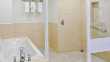 Suite, 1 cama King size | Baño | Regadera tipo lluvia, amenidades de baño gratuitas, secadora de cabello