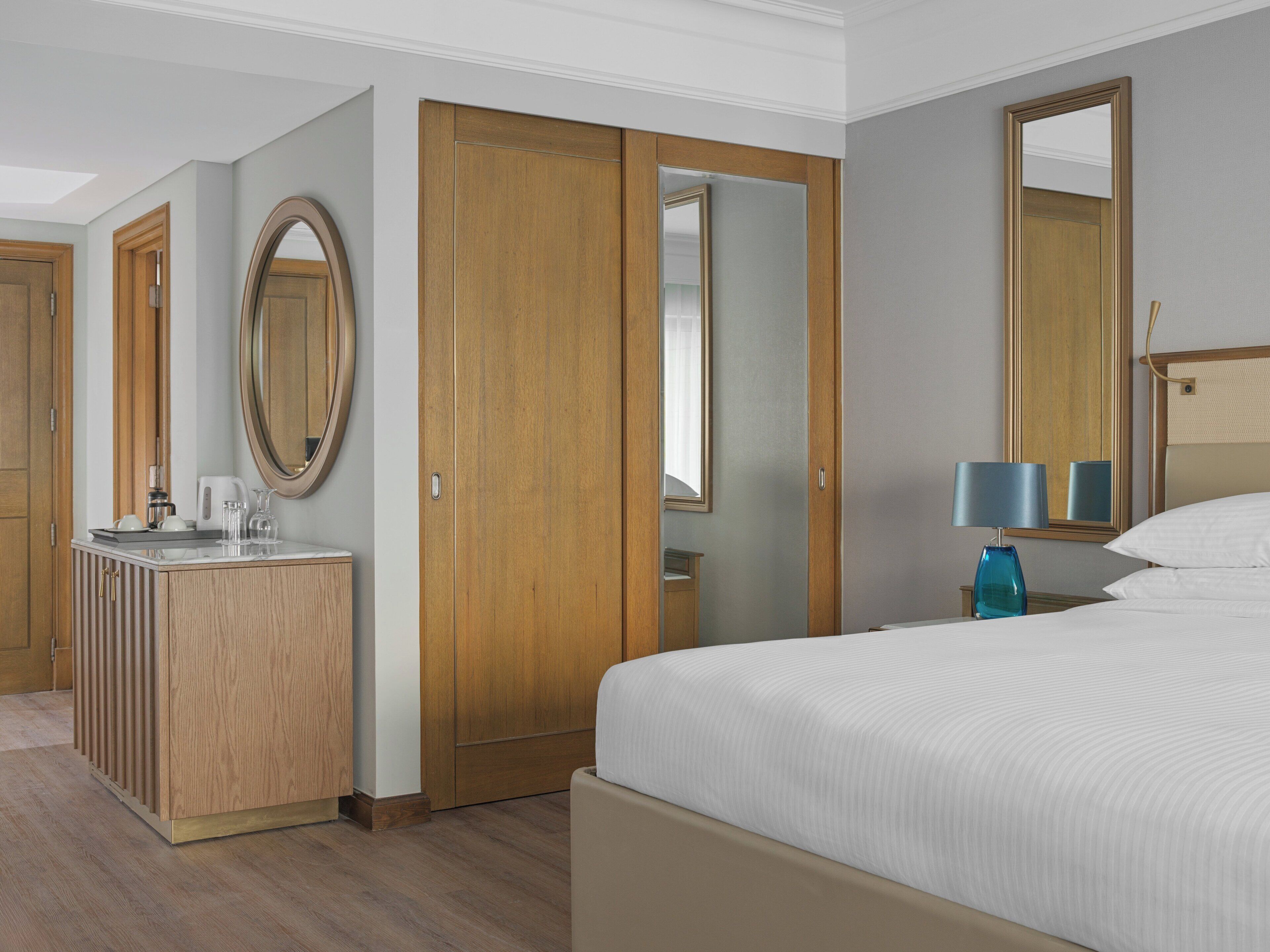 Dundyner, minibar, pengeskab på værelset, skrivebord