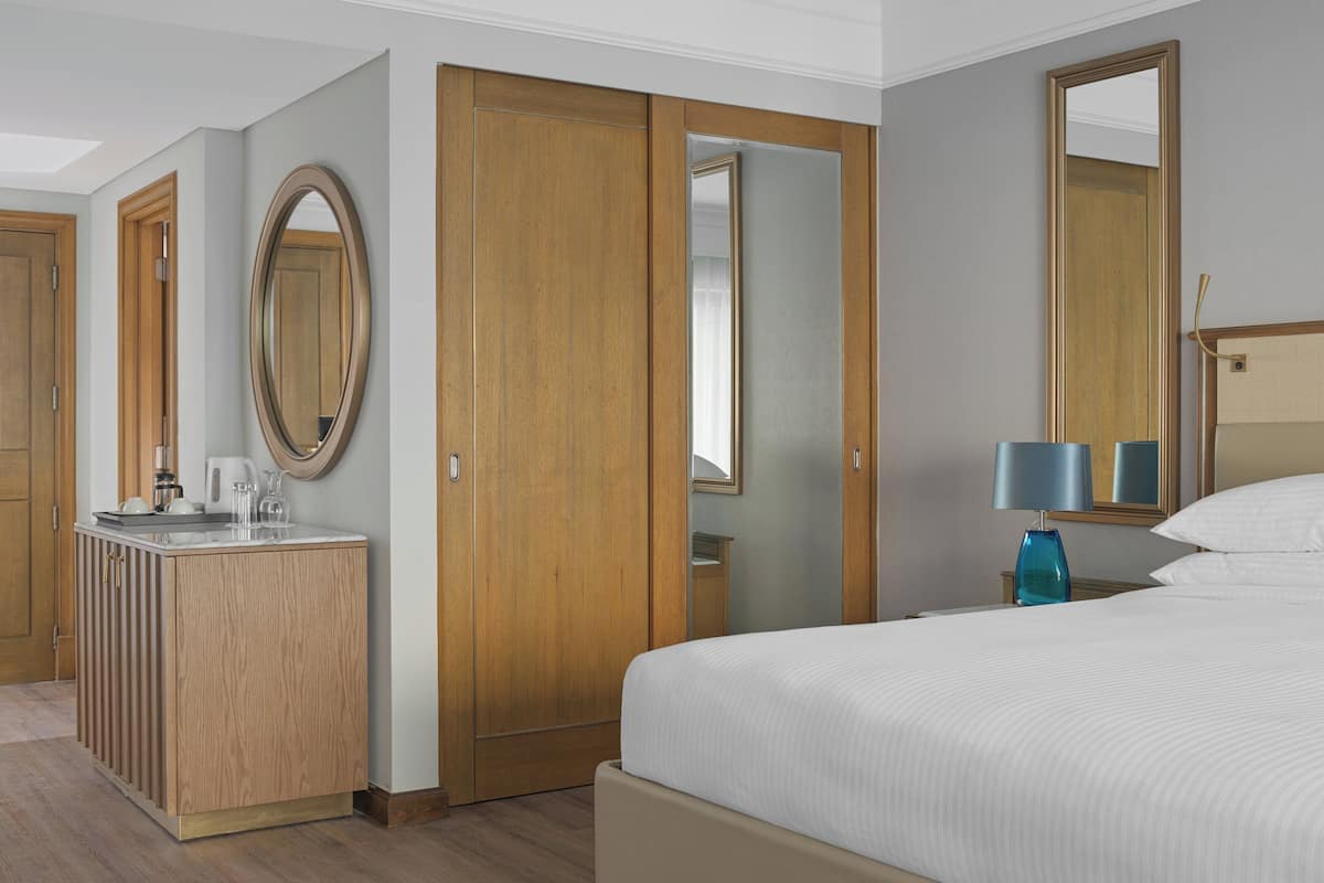 Dundyner, minibar, pengeskab på værelset, skrivebord