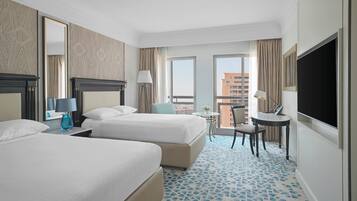 Edredón, minibar, caja de seguridad en la habitación y escritorio