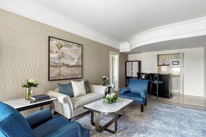 Sviitti, 1 makuuhuone (Ergonomic Flex Space) | Untuvapeitot, minibaari, tallelokero huoneessa, työpöytä