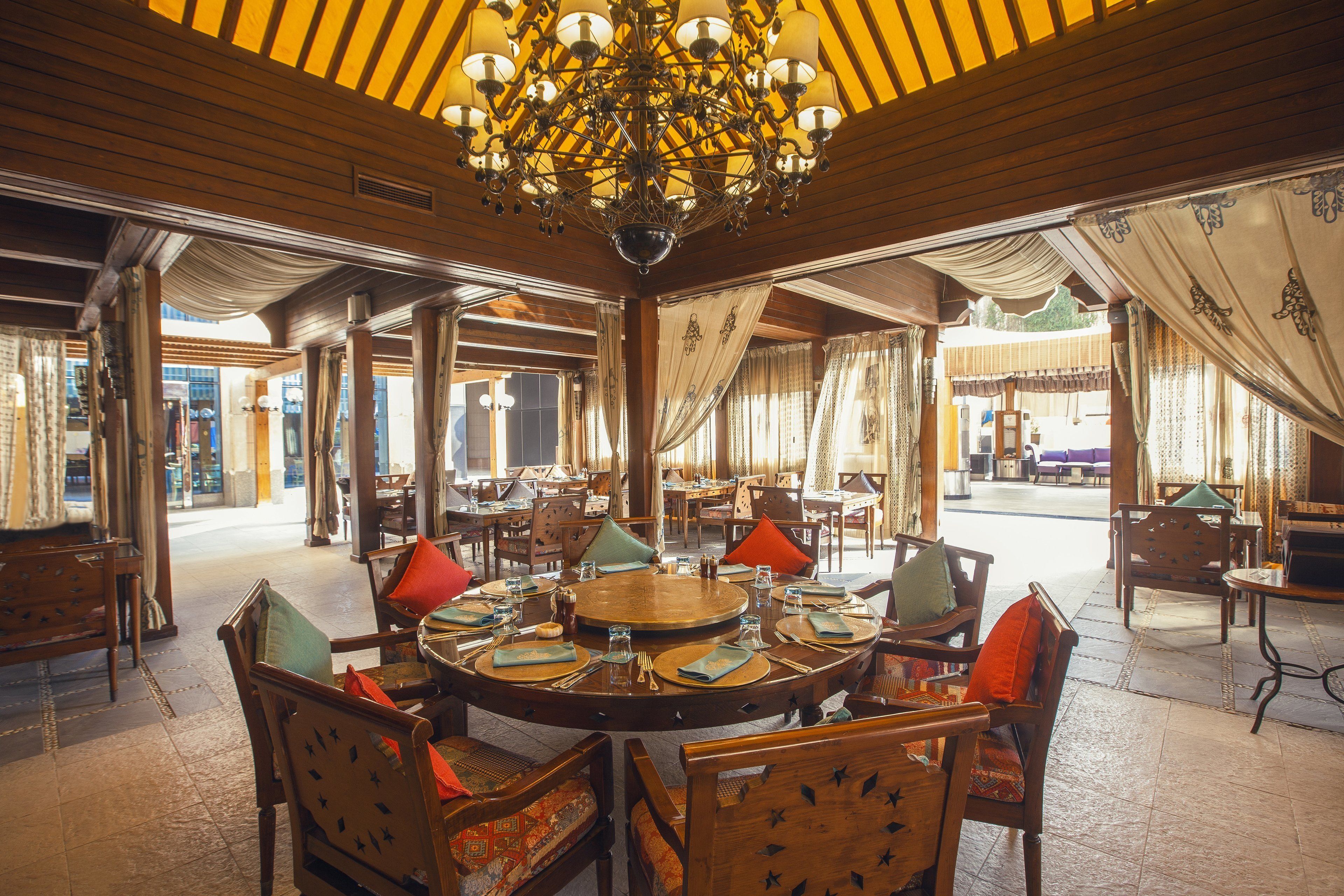 6 개의 레스토랑, 아침 식사, 점심 식사, 저녁 식사 제공(현지 요리)