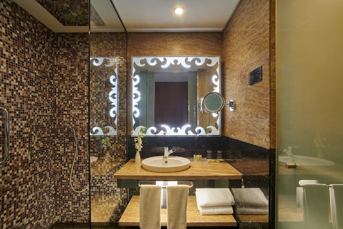 Combined shower/bathtub, free toiletries, hair dryer, bathrobes