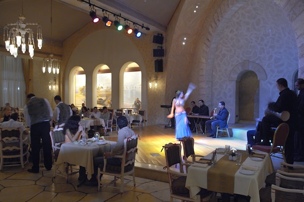 6 restaurants, breakfast, lunch, dinner served; local cuisine