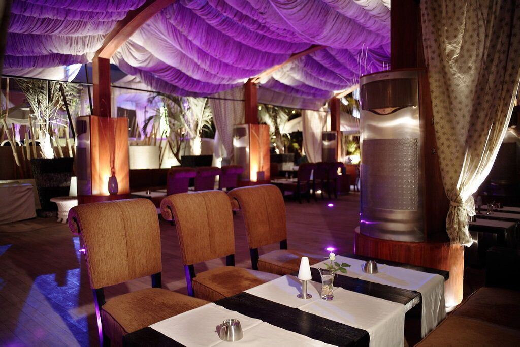 6 restaurants, breakfast, lunch, dinner served; local cuisine