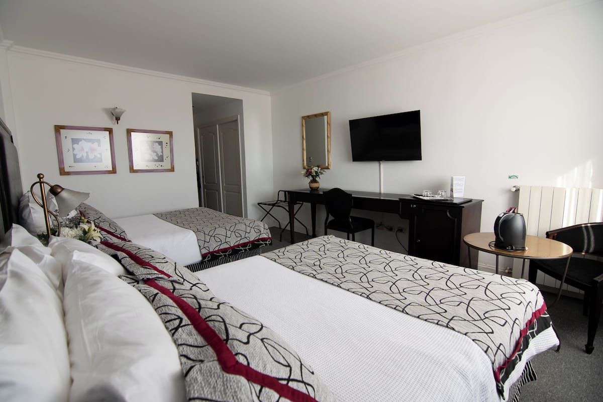Family Room | Minibar, in-room safe, desk, free WiFi
