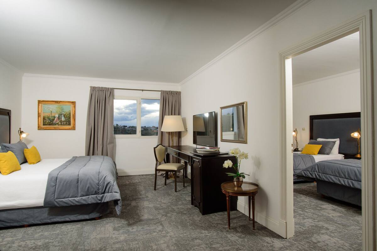 Family Junior Suite | Minibar, safe på rommet, skrivebord og wi-fi (inkludert)