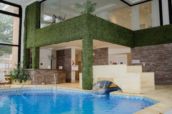 Kolam renang indoor, dengan kursi berjemur