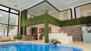 Piscine couverte, accès possible de 10 h 00 à 22 h 00, chaises longues