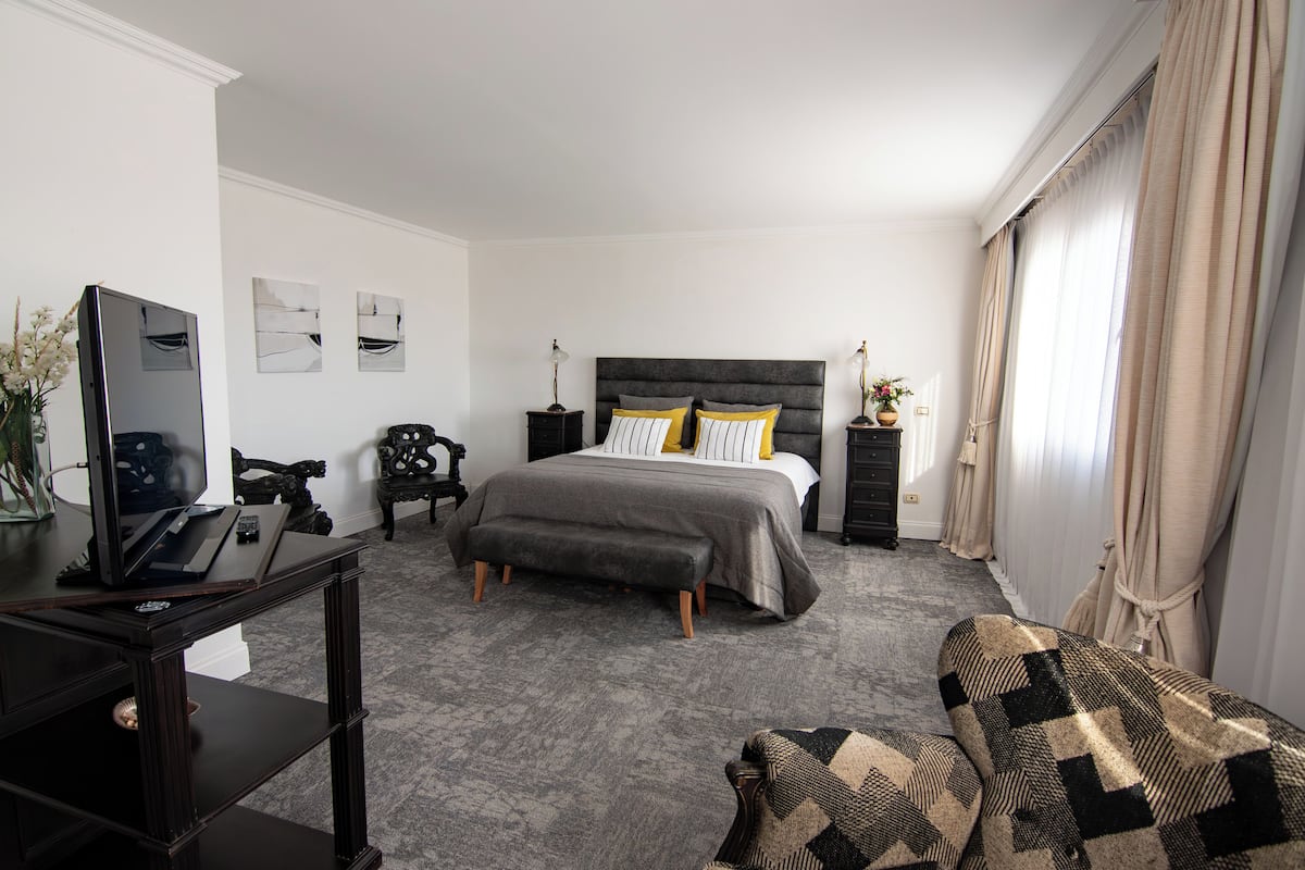 Suite Junior Deluxe | Minibar, in-room safe, desk, free WiFi