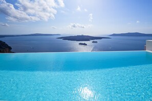 Indoor pool, seasonal outdoor pool - Cosmopolitan Suites (Santorini)