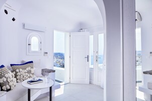 Honeymoon Suite with Outdoor Jetted Tub | Hypo-allergenic bedding, minibar, in-room safe, blackout drapes