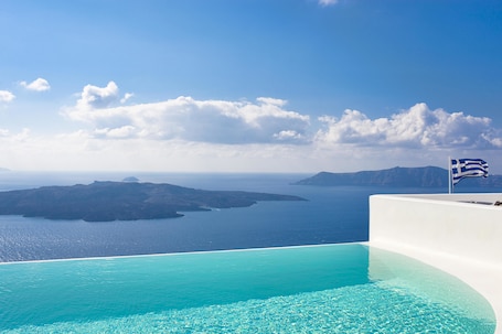 Una piscina techada, una piscina al aire libre de temporada. Cosmopolitan Suites