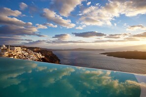 Indoor pool, seasonal outdoor pool - Cosmopolitan Suites (Santorini)