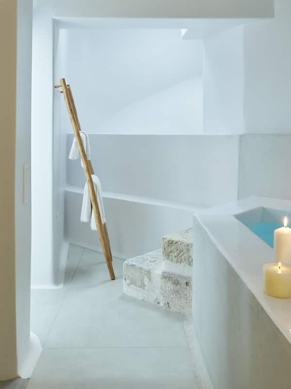 Cosmopolitan Suite - Indoor Jetted Tub | Bathroom amenities | Shower, designer toiletries, hair dryer, bathrobes