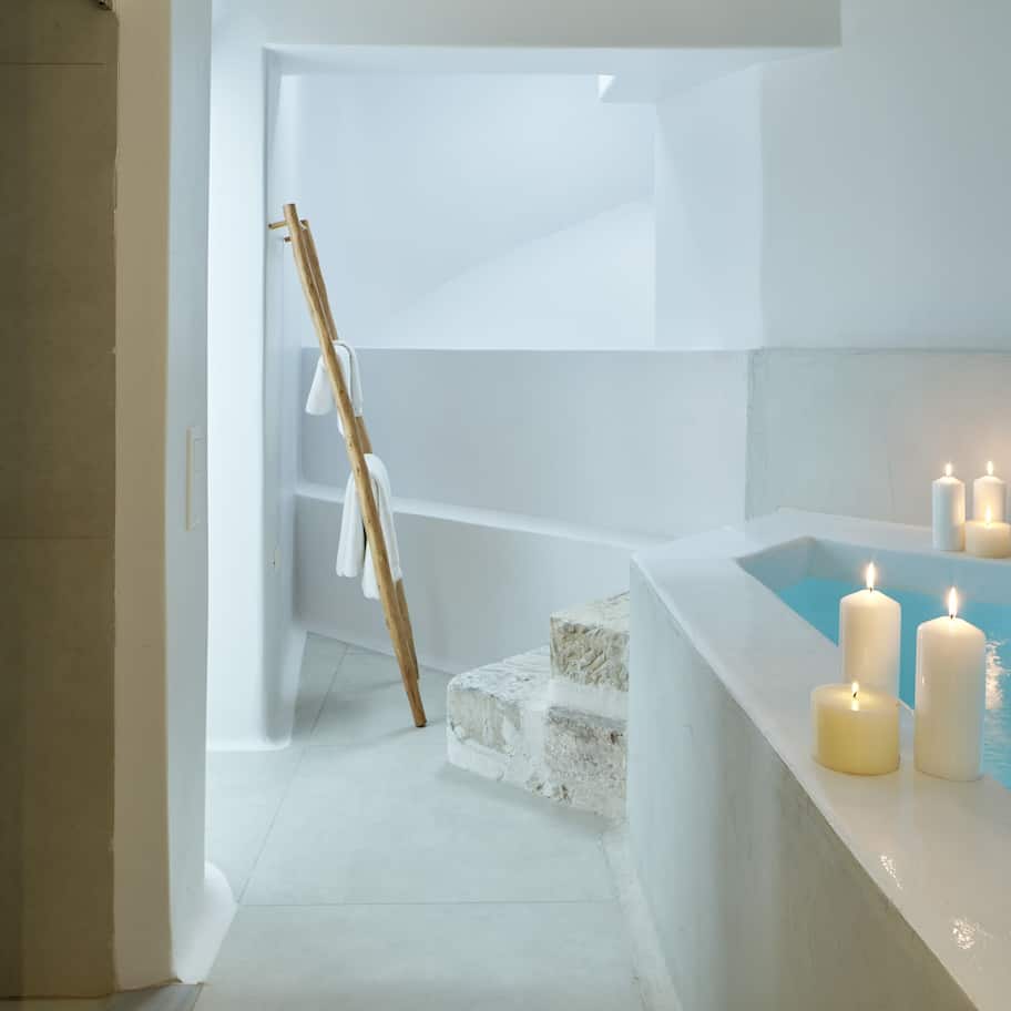 Cosmopolitan Suite - Indoor Jetted Tub | Bathroom amenities | Shower, designer toiletries, hair dryer, bathrobes