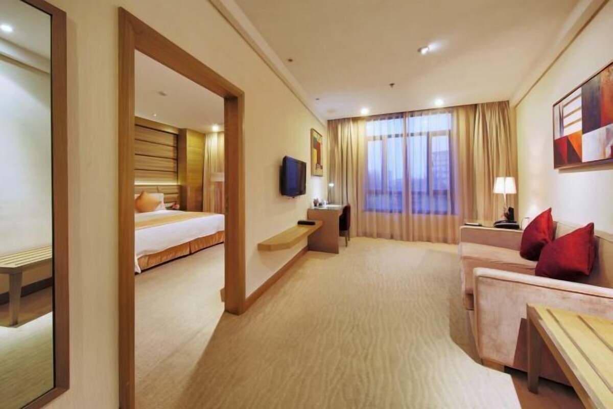 Minibar, in-room safe, desk, iron/ironing board