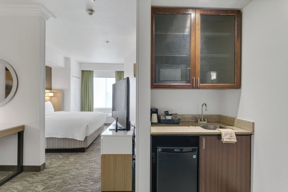 suite, 1 king bed, non smoking | hypo-allergenic bedding, pillow-top beds, desk, laptop workspace