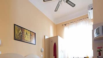 Una cassaforte in camera, una scrivania, ferro/asse da stiro