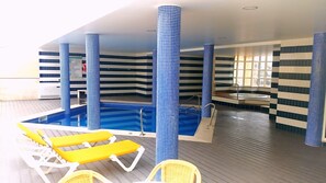 Innenpool, Außenpool, Sonnenschirme, Liegestühle