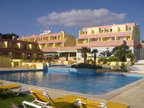 Indoor pool, outdoor pool, pool umbrellas, pool loungers - Baia Cristal Beach & Spa Resort (Lagoa)