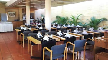 Mittagessen, Abendessen, internationale Küche, Blick auf den Pool