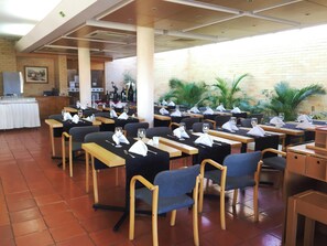 Lunch, dinner served; international cuisine, pool views  - Baia Cristal Beach & Spa Resort (Lagoa)