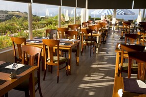 Se sirven comidas, cenas y cocina internacional con vista a la alberca