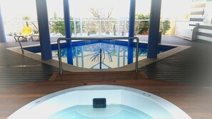 Indoor pool, outdoor pool, pool umbrellas, pool loungers - Baia Cristal Beach & Spa Resort (Lagoa)